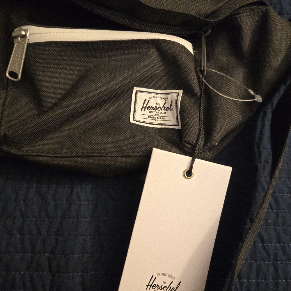 Herschel Supply Company Seventeen Hip Pack Black And White NWT 102025 - Picture 5 of 7